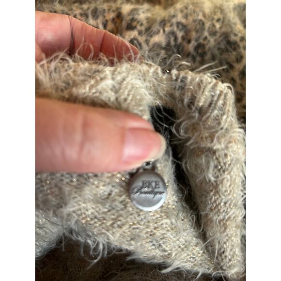 BKE Boutique Fuzzy Leopard Print V-Neck Cozy Sweater Women's Size L - Picture 4 of 8